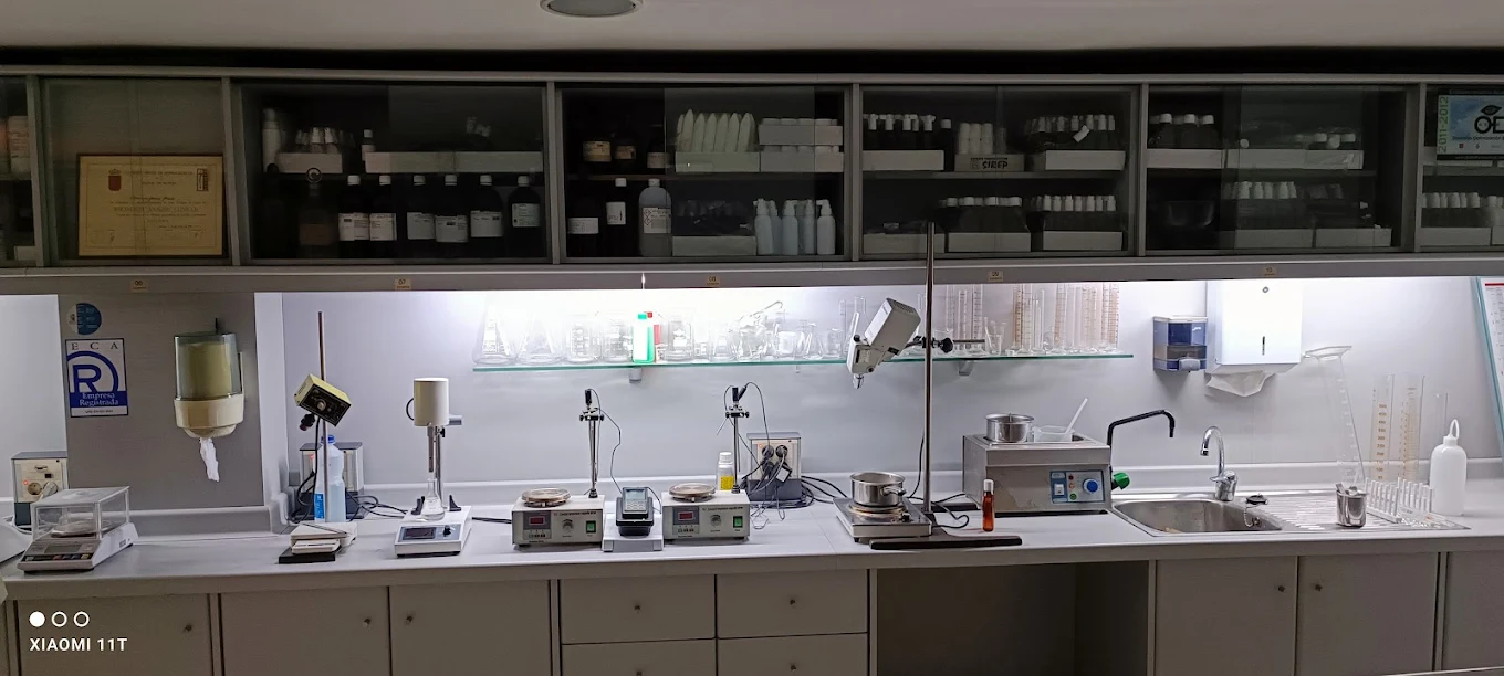 Laboratorio de formulación magistral de Farmacia Alemán, Murcia